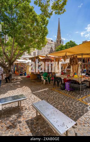 Blick auf farbenfrohe Souvenirstände am Greenmarket Square, Kapstadt, Westkap, Südafrika, Afrika Stockfoto