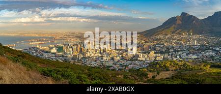 Blick auf Kapstadt und Tafelberg vom Signal Hill bei Sonnenuntergang, Kapstadt, Westkap, Südafrika, Afrika Stockfoto