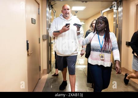 Washington, Usa. Juni 2024. US-Senator John Fetterman (D-PA) spricht mit Reportern in der Nähe der U-Bahn im US-Kapitol. Quelle: SOPA Images Limited/Alamy Live News Stockfoto