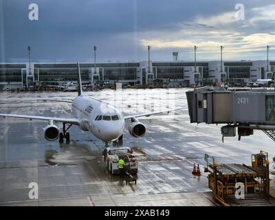 MÜNCHEN, DEUTSCHLAND - 3. JUNI 2024: Lufthansa-Flugzeug dockte am 3. Juni 2024 in München an einem Gate an Stockfoto