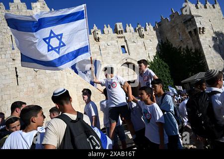 Jerusalem, Israel. Juni 2024. Die Israelis schwenken die Nationalflagge, als sie das Damaskustor zum muslimischen Viertel der Jerusalemer Altstadt am Jerusalemer Tag, Mittwoch, den 5. Juni 2024, betreten. Die jährliche Flaggenparade feiert den Sieg Israels im Sechstagekrieg 1967 und die Vereinigung Jerusalems. Foto: Debbie Hill/ Credit: UPI/Alamy Live News Stockfoto