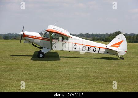 Ein Piper Super Cub, der als Segelschlepper benutzt wird, hier auf einem privaten Flugplatz in West Sussex zu sehen ist Stockfoto