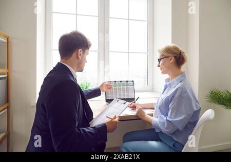 Kollegen, die gemeinsam im Bereich Business Accounting arbeiten Stockfoto