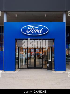 Stockholm, Schweden - 09. März 2024: Eingang eines Ford-Händlers Stockfoto