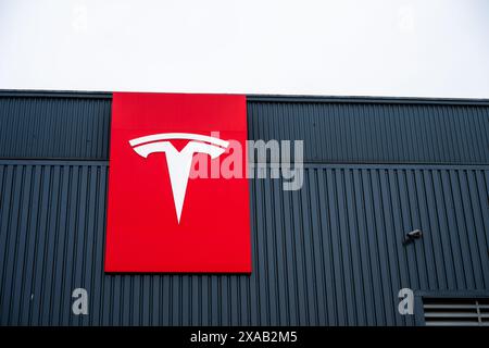 Stockholm, Schweden - 09. März 2024: Tesla-Logo an der Fassade einer großen Werkstatt Stockfoto
