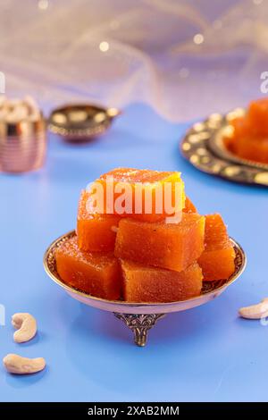 Indisches Kerala süßes Gericht - Halwa oder Halva, arrangiert in einem festlichen Hintergrund. Stockfoto