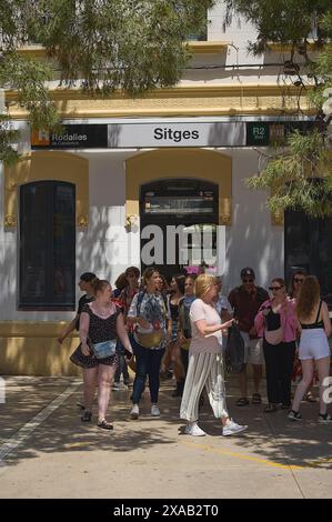 Sitges, Barcelona, Spanien-05. Juni 2024: Reisende am Eingang des Bahnhofs Rodalies in Sitges, ein Beispiel für das tägliche Leben an dieser Küste Stockfoto