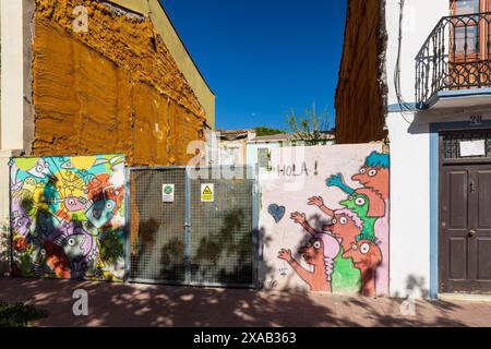 Valencia, Spanien - 24. März 2024: Alte mehrfarbige Häuser im Bezirk Cabanyal, die als benachteiligt gelten. Stockfoto