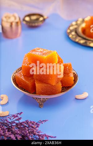 Indisches Kerala süßes Gericht - Halwa oder Halva, arrangiert in einem festlichen Hintergrund. Stockfoto