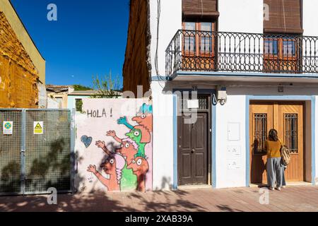 Valencia, Spanien - 24. März 2024: Alte mehrfarbige Häuser im Bezirk Cabanyal, die als benachteiligt gelten. Stockfoto