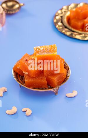 Indisches Kerala süßes Gericht - Halwa oder Halva, arrangiert in einem festlichen Hintergrund. Stockfoto