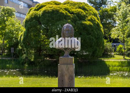 Büste von Carl von Linné (1707 - 1778) im Botanischen Garten in Uppsala. Er war ein schwedischer Naturforscher, der den Grundstein für eine moderne botanische und zoologische Taxonomie mit binärer Nomenklatur legte und in Uppsala lehrte. Triangeln, Uppsala, Schweden Stockfoto