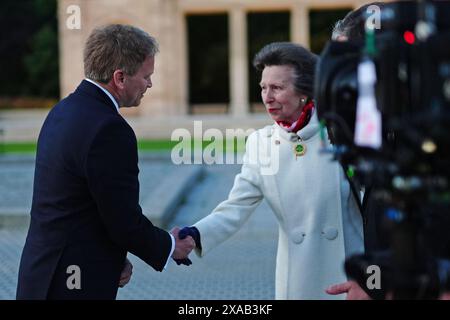 Die Prinzessin Royal, Präsidentin der Commonwealth war Graves Commission, schüttelt die Hand mit Verteidigungsminister Grant Shapps, als sie für die große Mahnwache der Commonwealth war Grave Commission zum 80. Jahrestag des D-Day auf dem Bayeux war Cemetery in der Normandie, Frankreich, eintrifft. Auf dem Friedhof werden 4.600 Gräber von Soldaten des Zweiten Weltkriegs beleuchtet, bevor britische und internationale Mitarbeiter am Stein der Erinnerung eine Mahnwache halten, während die Namen der Gefallenen vorgelesen werden. Bilddatum: Mittwoch, 5. Juni 2024. Stockfoto