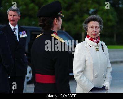 Die Prinzessin Royal, Präsident der Commonwealth war Graves Commission, trifft zur Großen Mahnwache der Commonwealth war Grave Commission zum 80. Jahrestag des D-Day auf dem Bayeux war Cemetery in der Normandie ein. Auf dem Friedhof werden 4.600 Gräber von Soldaten des Zweiten Weltkriegs beleuchtet, bevor britische und internationale Mitarbeiter am Stein der Erinnerung eine Mahnwache halten, während die Namen der Gefallenen vorgelesen werden. Bilddatum: Mittwoch, 5. Juni 2024. Stockfoto