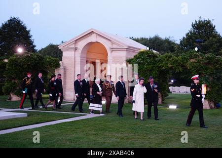 Die Prinzessin Royal, Präsident der Commonwealth war Graves Commission, trifft zur Großen Mahnwache der Commonwealth war Grave Commission zum 80. Jahrestag des D-Day auf dem Bayeux war Cemetery in der Normandie ein. Auf dem Friedhof werden 4.600 Gräber von Soldaten des Zweiten Weltkriegs beleuchtet, bevor britische und internationale Mitarbeiter am Stein der Erinnerung eine Mahnwache halten, während die Namen der Gefallenen vorgelesen werden. Bilddatum: Mittwoch, 5. Juni 2024. Stockfoto