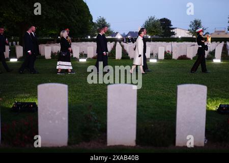 Die Prinzessin Royal, Präsidentin der Commonwealth war Graves Commission, geht an Grabsteinen vorbei, die sie für die große Mahnwache der Commonwealth war Grave Commission anlässlich des 80. Jahrestages des D-Day auf dem Bayeux war Cemetery in der Normandie ankommt. Auf dem Friedhof werden 4.600 Gräber von Soldaten des Zweiten Weltkriegs beleuchtet, bevor britische und internationale Mitarbeiter am Stein der Erinnerung eine Mahnwache halten, während die Namen der Gefallenen vorgelesen werden. Bilddatum: Mittwoch, 5. Juni 2024. Stockfoto
