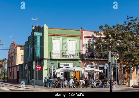 Valencia, Spanien - 24. März 2024: Die Leute essen im Restaurant La Cabanyita, während sie draußen an Tischen im Viertel Cabanyal sitzen Stockfoto