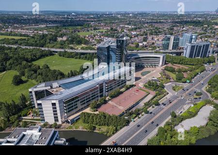 Luftaufnahme des GSK House, der Büros von GlaxoSmithKline in Brentford, London, Großbritannien. Stockfoto