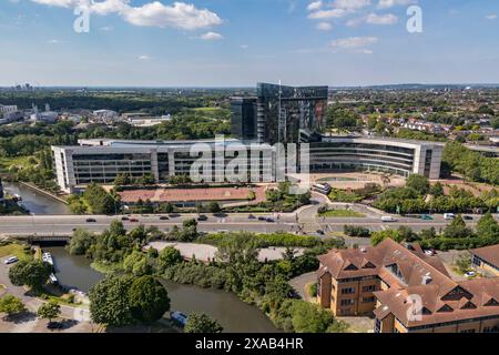 Luftaufnahme des GSK House, der Büros von GlaxoSmithKline in Brentford, London, Großbritannien. Stockfoto