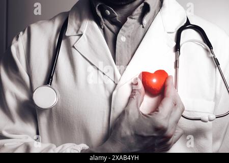 Arzt Kardiologe in Schwarz-weiß mit rotem Herz. Stockfoto