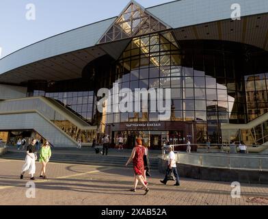 Minsk, Belarus, -22. August 2022. Blick auf den Bahnhof in Minsk von der Straße in Balarussia. Stockfoto