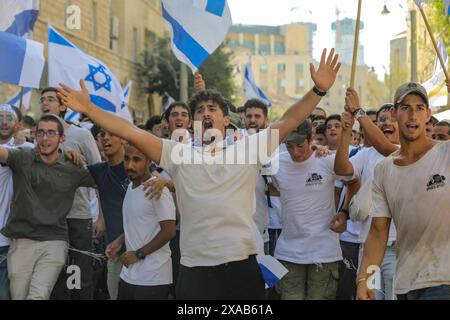 Jerusalem, Israel. 5. Juni 2024, sehr begeisterter Junge beim Flaggentanz in Jerusalem. Sie sangen, schrien und hissen Fahnen. Quelle: Yoram Biberman/Alamy Live News. Stockfoto