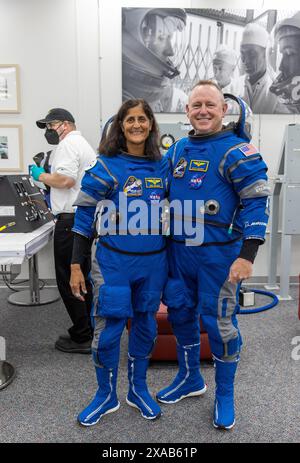 3. Juni 2024 - Cape Canaveral, Florida, USA - während des ersten Startversuchs des Boeing Crew Flight Tests der NASA, die NASA-Astronauten Butch Wilmore und Suni Williams posieren für Fotos im Anzug-Raum im Neil A. Armstrong Operations and Checkout Building im Kennedy Space Center der NASA in Florida am Montag. Im Rahmen des Commercial Crew Program der Agentur wurde der erste bemannte Start zur Internationalen Raumstation an Bord der Boeing Starliner Raumsonde auf einer Atlas V-Rakete der United Launch Alliance vom Space Launch Complex-41 (Foto: © NASA/ZUMA Press Wire) NUR REDAKTIONELL GENUTZT! Nicht f Stockfoto