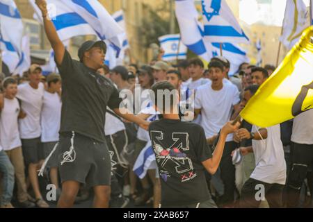 Jerusalem, Israel. 5. Juni 2024, sehr begeisterter Junge beim Flaggentanz in Jerusalem. Sie sangen, schrien und hissen Fahnen. Quelle: Yoram Biberman/Alamy Live News. Stockfoto