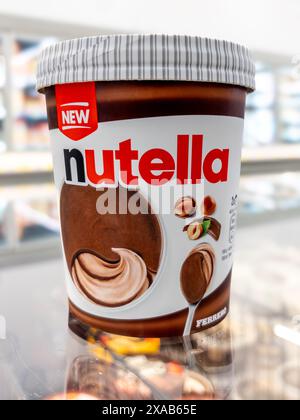 Italien - 05. Juni 2024: Ferrero Nutella Eiscreme im Glas zum Verkauf im italienischen Supermarkt, neu im Sommer 2024 Stockfoto