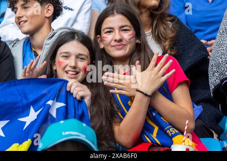 Oslo, Norwegen 05. Juni 2024 Kosovo-Fans zeigen ihre Unterstützung vor dem internationalen Fußball-Freundschaftsspiel zwischen Norwegen und Kosovo im Ullevaal-Stadion in Oslo, Norwegen Stockfoto