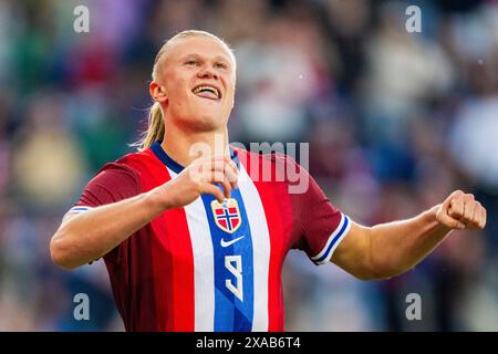 Oslo 20240605. Erling Braut Haaland feiert nach dem Tor 3-0 während des privaten internationalen Fußballspiels zwischen Norwegen und Kosovo im Ullevaal Stadium. Foto: Fredrik Varfjell / NTB Stockfoto