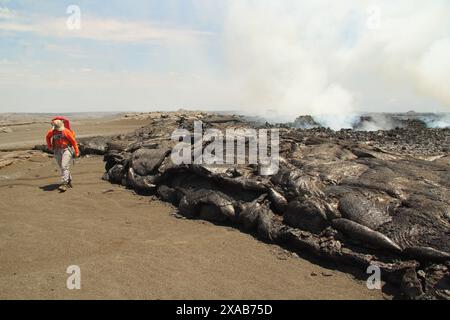 Kilauea, Usa. Juni 2024. Ein Geologe des Hawaiian Volcano Observatory beobachtet die Lavaströme aus der Spalte 2 in der Southwest Rift Zone, die immer noch dampft, während sie im Kilauea Vulkan Caldera im Hawaii Volcanoes National Park, 4. Juni 2024 in Kilauea, Hawaii, härtet. Der jüngste Ausbruch hat am Dienstag angehalten. Quelle: Michael Zoeller/USGS/Alamy Live News Stockfoto