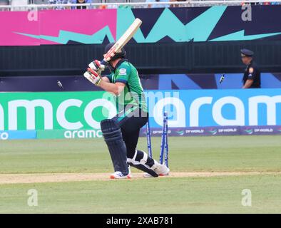 NewYork, USA. Juni 2024. Die ICC Men's Cricket World Cup INDIEN gegen Irland erzielte 96 in 16 Overs, Indien 97 für 2 in 12,2 Overs und gewann mit 8 Wickets im Nassu County International Cricket Stadium, East Meadow, NY. Im Bild: Arshdeep Singh nach Balbirnie, Out Bowled Credit: Seshadri SUKUMAR/Alamy Live News Stockfoto