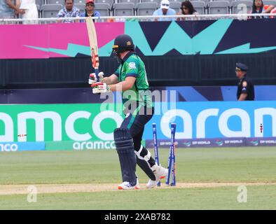 NewYork, USA. Juni 2024. Die ICC Men's Cricket World Cup INDIEN gegen Irland erzielte 96 in 16 Overs, Indien 97 für 2 in 12,2 Overs und gewann mit 8 Wickets im Nassu County International Cricket Stadium, East Meadow, NY. Im Bild: Arshdeep Singh nach Balbirnie, Out Bowled Credit: Seshadri SUKUMAR/Alamy Live News Stockfoto