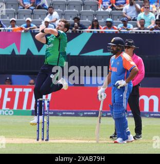 NewYork, USA. Juni 2024. Die ICC Men's Cricket World Cup INDIEN gegen Irland erzielte 96 in 16 Overs, Indien 97 für 2 in 12,2 Overs und gewann mit 8 Wickets im Nassu County International Cricket Stadium, East Meadow, NY. Im Bild: Mark Adair in Aktion Credit: Seshadri SUKUMAR/Alamy Live News Stockfoto