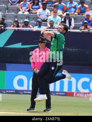 NewYork, USA. Juni 2024. Die ICC Men's Cricket World Cup INDIEN gegen Irland erzielte 96 in 16 Overs, Indien 97 für 2 in 12,2 Overs und gewann mit 8 Wickets im Nassu County International Cricket Stadium, East Meadow, NY. Im Bild: Mark Adair in Aktion Credit: Seshadri SUKUMAR/Alamy Live News Stockfoto