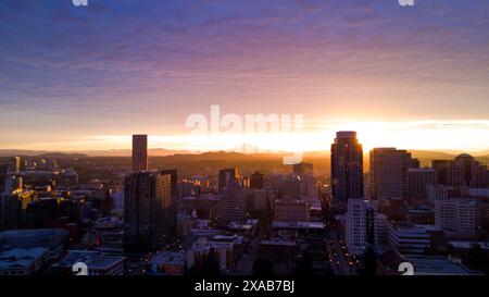 Die Sonne geht über Portland, Oregon, mit dem Willamette River und den Cascadia Mountains auf Stockfoto