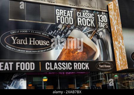 Yard House ist eine riesige Sportbar mit Hunderten von frisch gezapften Bieren am Times Square, 2024, New York City, USA Stockfoto