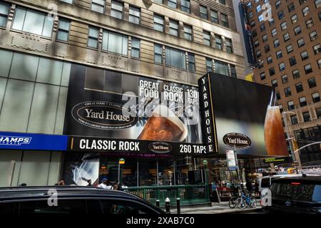 Yard House ist eine riesige Sportbar mit Hunderten von frisch gezapften Bieren am Times Square, 2024, New York City, USA Stockfoto