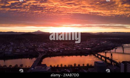 Die Sonne geht über Portland, Oregon, mit dem Willamette River und den Cascadia Mountains auf Stockfoto