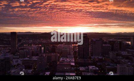 Die Sonne geht über Portland, Oregon, mit dem Willamette River und den Cascadia Mountains auf Stockfoto