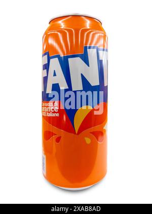 Italien - 05. Juni 2024: Fanta Dose mit 100 % italienischem Orangensaft isoliert auf weiß mit Beschneidungspfad inklusive Stockfoto