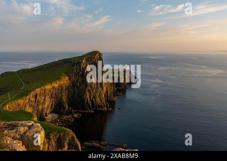 Sonnenuntergang am Nest Point Lighthouse Cliffs, Isle of Skye Schottland Stockfoto