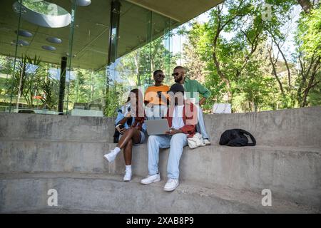 Treffen friedlicher afrikanischer Freunde, Klassenkameraden, die sich draußen entspannen, gemeinsame Freizeit haben. Stockfoto