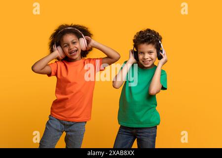 Zwei Kinder Hören Musik Mit Kopfhörern Stockfoto