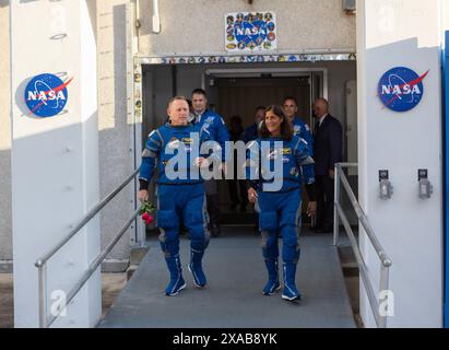 3. Juni 2024 - Cape Canaveral, Florida, USA - während des ersten Startversuchs des Boeing Crew Flight Tests der NASA verlassen die NASA-Astronauten Butch Wilmore und Suni Williams am Montag das Neil A. Armstrong Operations and Checkout Building im Kennedy Space Center der Agentur in Florida. Im Rahmen des Commercial Crew Program der Agentur wurde der erste bemannte Start zur Internationalen Raumstation an Bord der Boeing Starliner Raumsonde auf einer Atlas V-Rakete der United Launch Alliance vom Space Launch Complex-41 auf der nahe gelegenen Cape Canaveral Space Force Station für 22:34 Uhr ET angegriffen, aber für die Raumstation geschrubbt Stockfoto