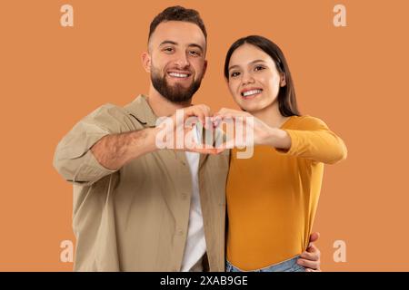 Mann und Frau machen Herz mit Händen Stockfoto