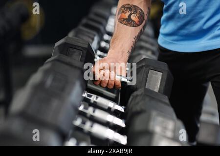 Muskulöse Männer arm Herauf schwere Hantel vom Geräteträger Stockfoto
