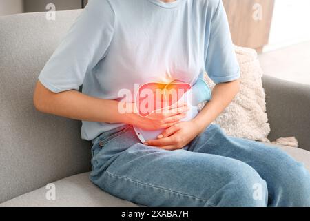 Junge Frau leiden unter Schmerzen in der Leber zu Hause Stockfoto