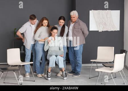 Personen, die einen Laptop bei einer Gruppentherapie benutzen Stockfoto